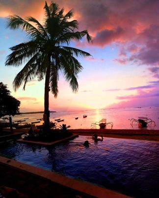 Mainski Nusa Lembongan Hotels. Jungut Batu Beach Sunset.