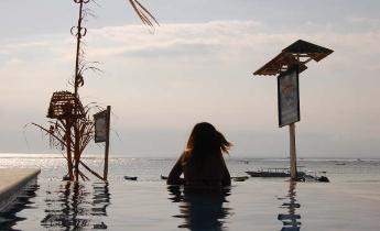 Mainski, Nusa Lembongan Resort Hotel - Infinity edge pool.