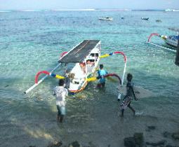 Nusa Lembongan, Bali surf charter boat at Mainski hotel.