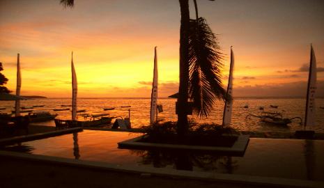 Sunset overlooking Mainski, Nusa Lembongan Resort beachfront pool. Bali.