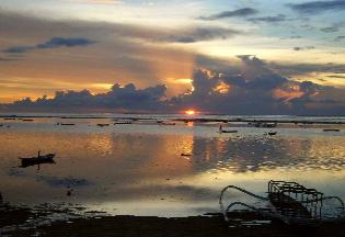 Low tide sunset at Mainski, Nusa Lembongan Resort Hotel